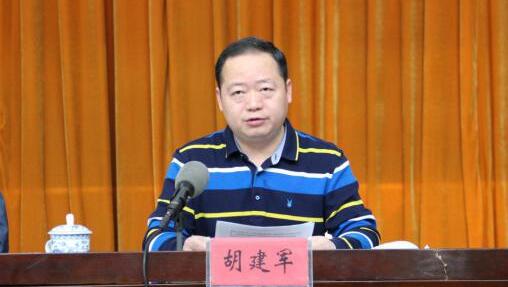 胡建军简历：柳州轨道交通集团董事长胡建军，曾任柳州市莲花山保护中心主任，鱼峰区委常委、常务副区长