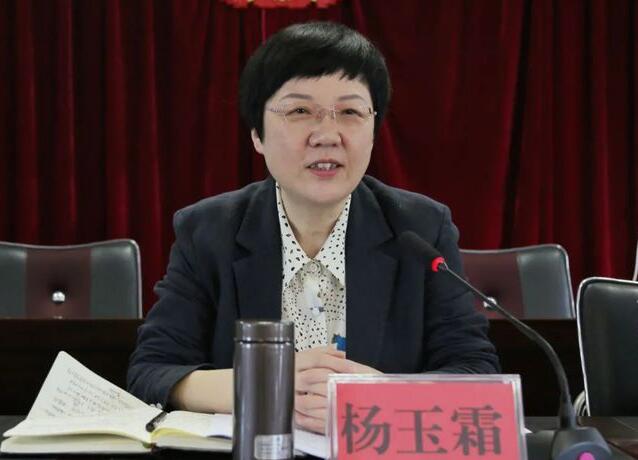杨玉霜简历：桂林市人大副主任、叠彩区委书记杨玉霜，曾任雁山区委副书记、区长，秀峰区委副书记