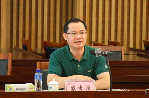 农李泽简历：百色市德保县委副书记、县长农李泽，曾任百色市政府副秘书长、工业投资集团董事长、百矿集团总经理