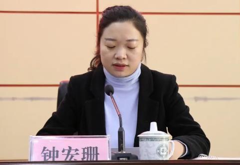 钟宏珊简历：来宾市武宣县委副书记、县长钟宏珊，曾任柳州市行政审批局局长，鹿寨县委常委、常务副县长、组织部部长