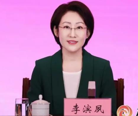 李滨夙简历：广西自治区党委宣传部部务委员李滨夙，曾任广西党委宣传部宣传教育处处长